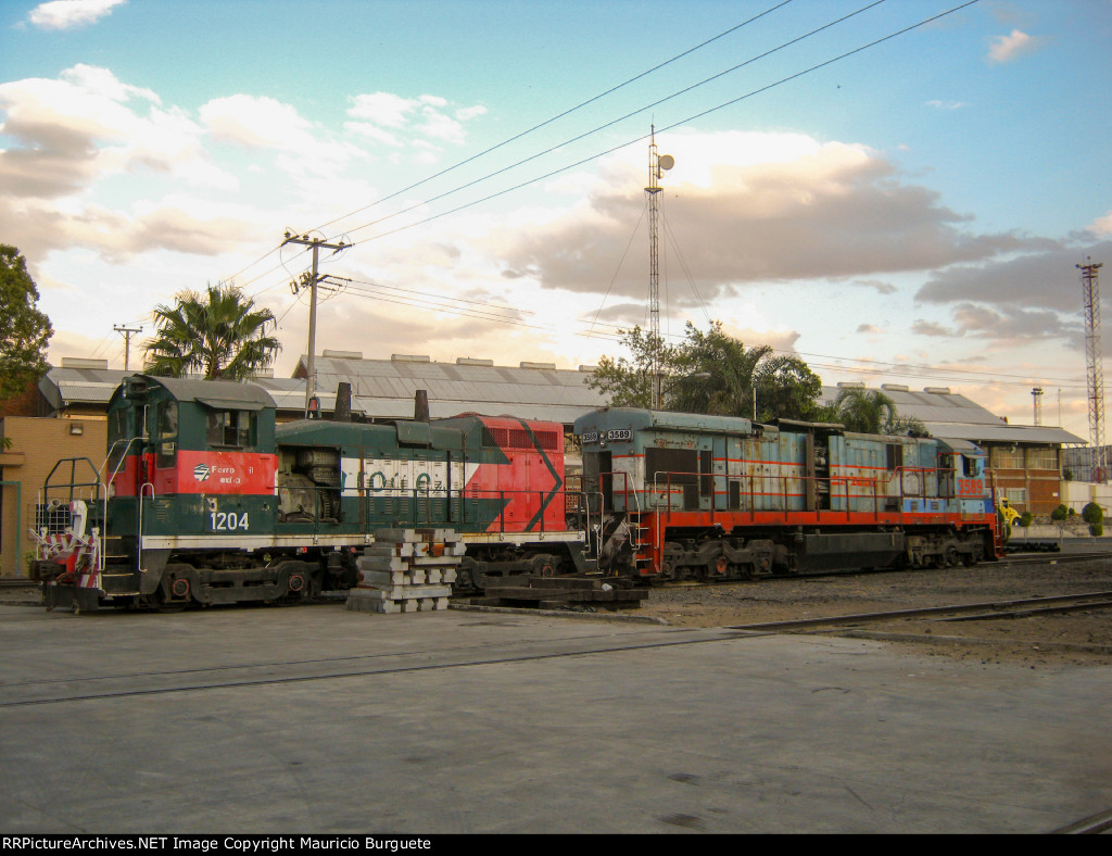 FXE SW10 Locomotive in the yard